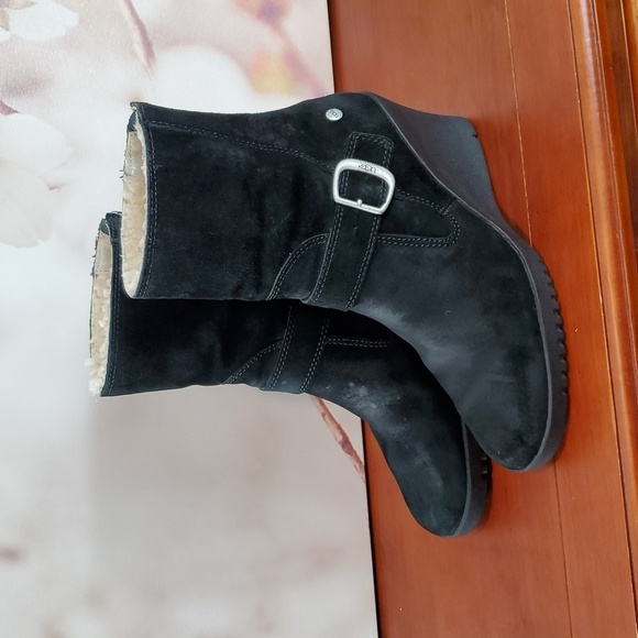 UGG Black Boots with Suede Finish - 7 - Picture 2 of 10